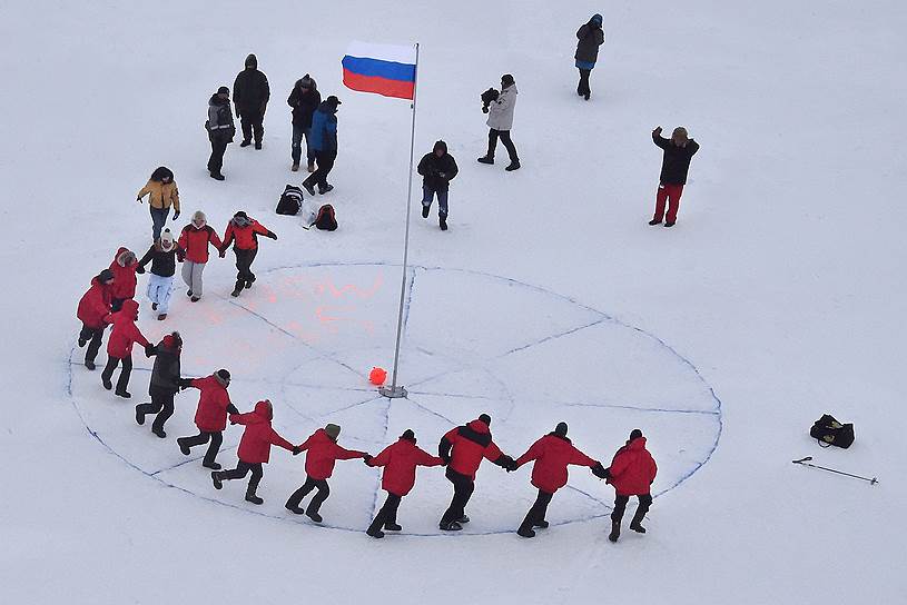 На полюсе путешественники пробыли не больше 2 минут: льды дрейфовали со скоростью 900 метров в час и за ночь унесли группу на 12 километров в сторону  
