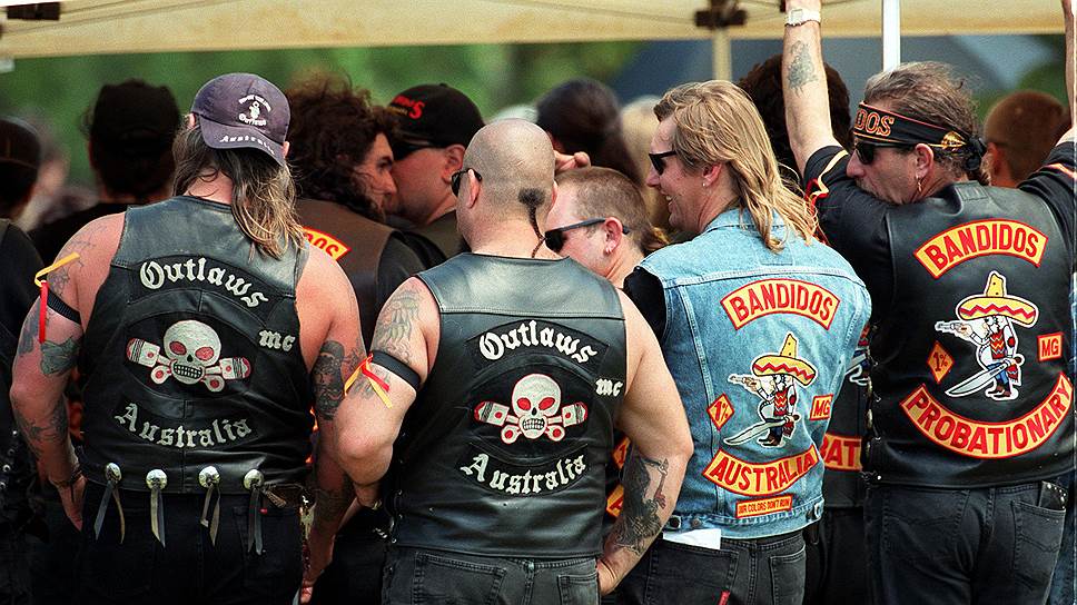 У клуба Bandidos есть отделения по всему миру. На фото — австралийские байкеры. Рядом местные представители другого крупного клуба — Outlaws
