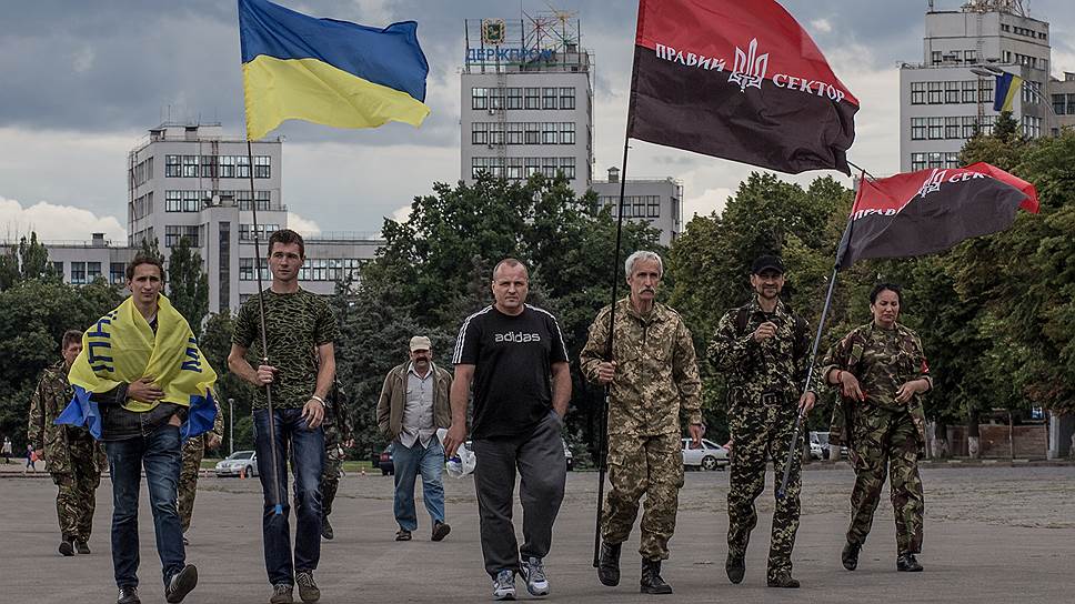 Киев. Активисты "Правого сектора" требуют отставки главы МВД Авакова в связи с событиями в Закарпатье 