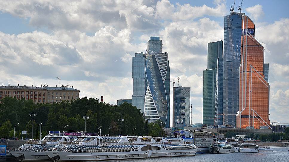 В центре города из-за дефицита причалов суда стоят в два ряда