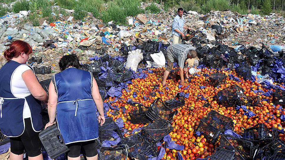 Местные жители пришли на свалку за уцелевшими фруктами 