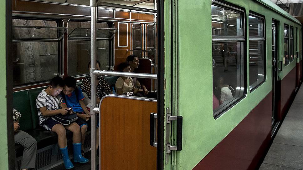 Сцена для КНДР редкая — дети в метро уткнулись в гаджет. Но объяснение есть: Пхеньян — это корейская "Рублевка", жить тут — уже привилегия  