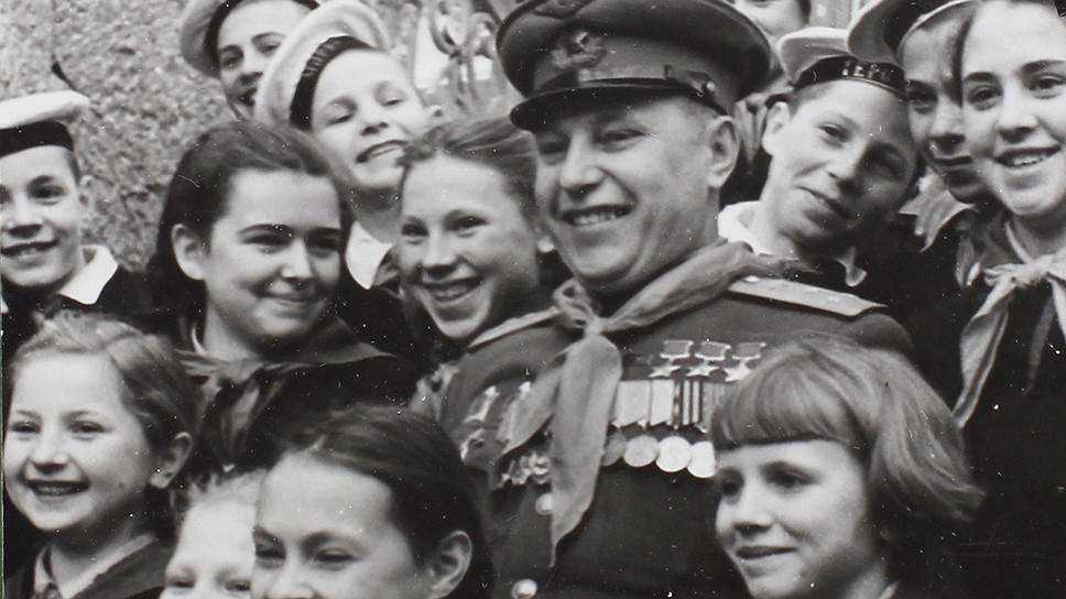 Трижды Герой Советского Союза полковник Александр Иванович  Покрышкин в пионерском лагере "Артек" 