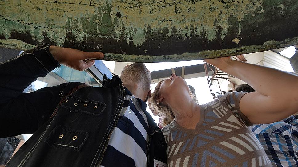 Даже замолчав, главный колокол еще долго продолжает вибрировать. Потрогать его в это время считается хорошей приметой, так что желающих хоть отбавляй  