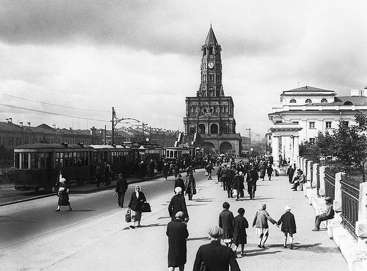 Сухаревская башня на Колхозной площади (на фото) и храм Христа Спасителя, как и большинство архитектурных памятников столицы России, погибли как раз в те годы, когда в стране не действовало никаких комиссий по охране культурного наследия, а судьба этого наследия решалась росчерком административного пера 