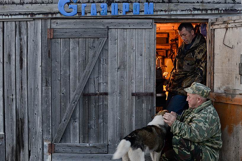Местные жители в гараже