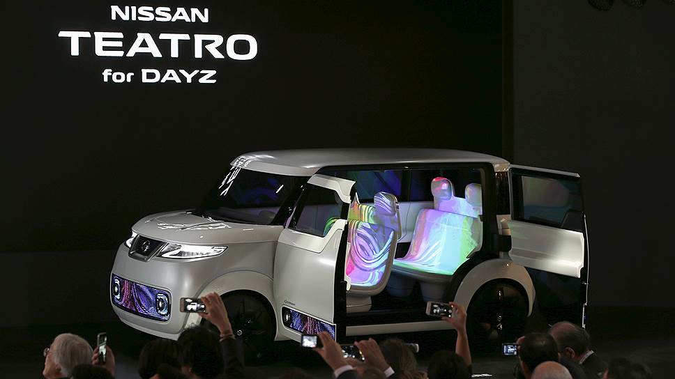 Nissan Teatro for Dayz — для тех, кто даже в машине "сидит" в социальных сетях  