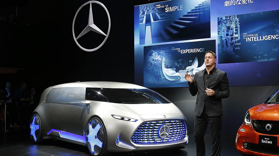 Системы в  Vision Tokyo (Daimler) управляются с помощью голограмм, которые проецируются по центру салона  