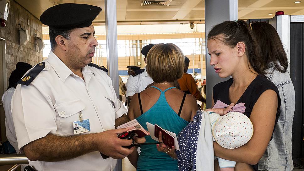 В аэропорту Шарм-эш-Шейха с такими строгими проверками, как в эти дни, наши туристы еще не сталкивались. Каждого трижды заставляли разуться и пройти личный досмотр