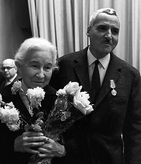 Константин Симонов и его мать Александра Леонидовна на 50-летии писателя  