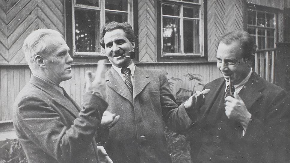 Писатели Николай Тихонов, Константин Симонов и Джон Бойнтон Пристли (слева направо)  