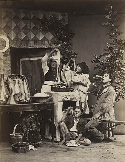 Джорджио Зоммер. "Неаполитанцы: продавцы пасты, рыбы и вина". 1865 год