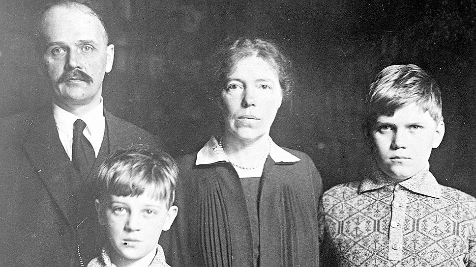 Тихон и Гурий (слева) Куликовские-Романовы с родителями, 1933 год. Мирную жизнь семьи разрушит война: детей как офицеров датской гвардии арестуют немцы, а после войны их выдачи потребует СССР, есть версия, что в Ольге Александровне стали видеть престолонаследницу  