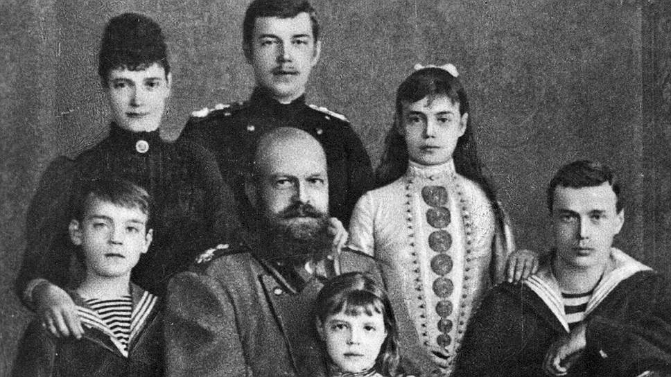 Императрица Мария Федоровна и царь Александр III в окружении своих детей — царевича Николая, великих князей Михаила и Георгия, великих княгинь Ксении и Ольги (на первом плане)   