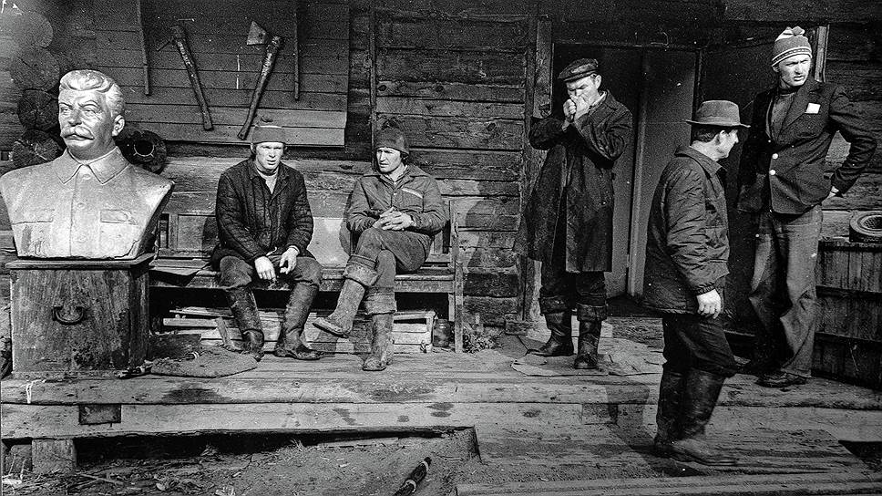 Даже в 1960-е годы, после разоблачения преступлений Сталина, многие советские граждане видели в нем немало хорошего