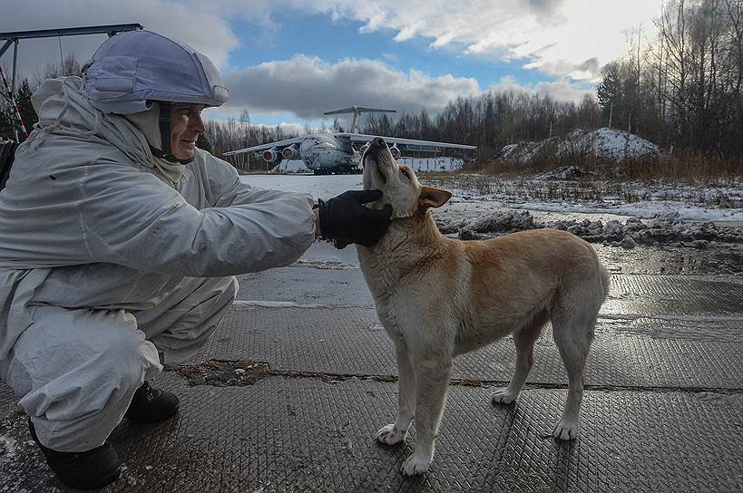 Сосредоточенность и концентрация — важные качества для десантника. Когда учения закончились, можно и расслабиться   
