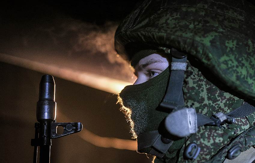 Сосредоточенность и концентрация — важные качества для десантника. Когда учения закончились, можно и расслабиться   
