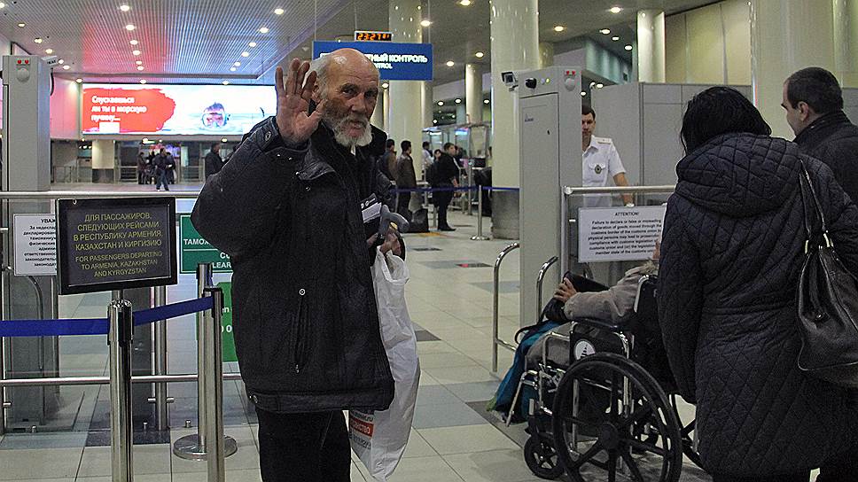 Привести себя в порядок и накопить на билет не самое трудное: за время жизни на улице человек обрастает букетом проблем. Но Анатолий Иванович больше не бомж... 
