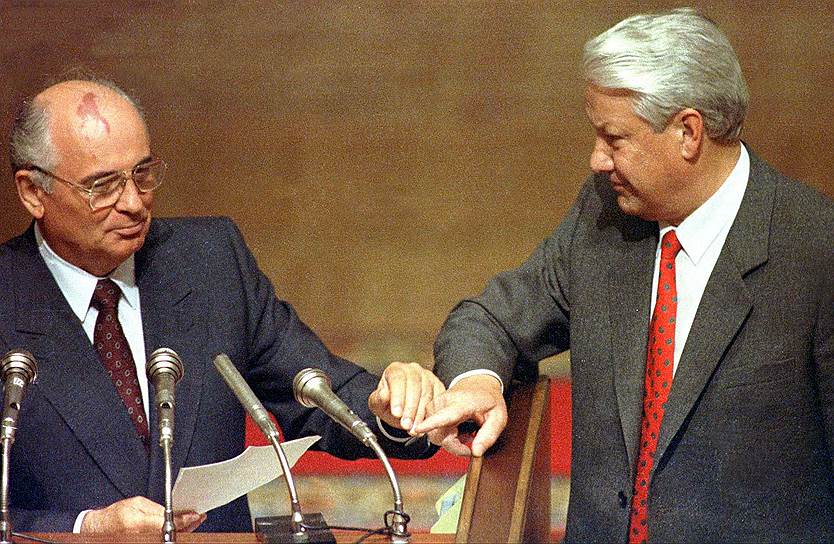 23 августа 1991 года. После провала путча Горбачев выступает на чрезвычайном заседании Верховного совета. Борис Ельцин рядом, и хозяин положения в Кремле и в стране — уже он 