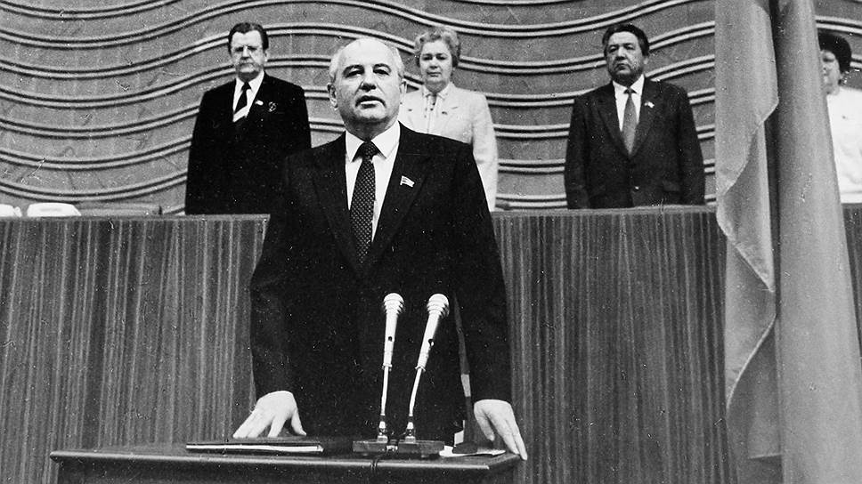 Март 1990 года: Михаил Сергеевич принимает присягу президента СССР  