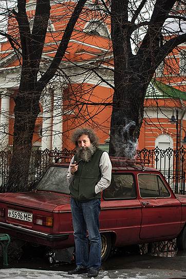 Михаил Гельфанд во дворе центра "Биоинформатика" ИППИ РАН в центре Москвы 