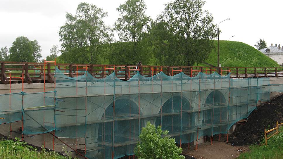 Реставрация моста XVIII века над Кремлевским рвом в Белозерске в июне 2011-го, по мнению экспертов, увенчалась созданием новодела 