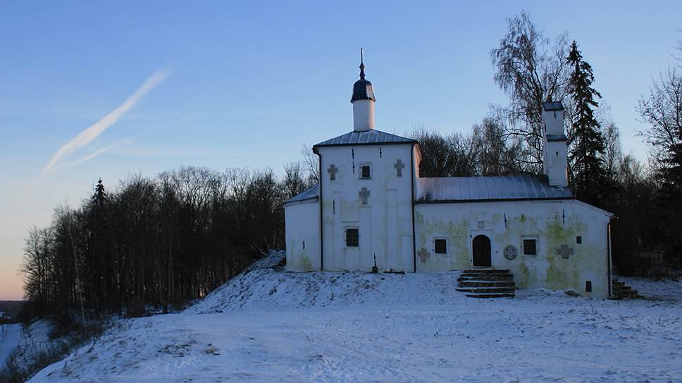 Белоснежные фасады храма Николы (XVII век) на Труворовом городище, отреставрированные за 11 млн рублей в 2012-м, уже к 2015 году позеленели от плесени 