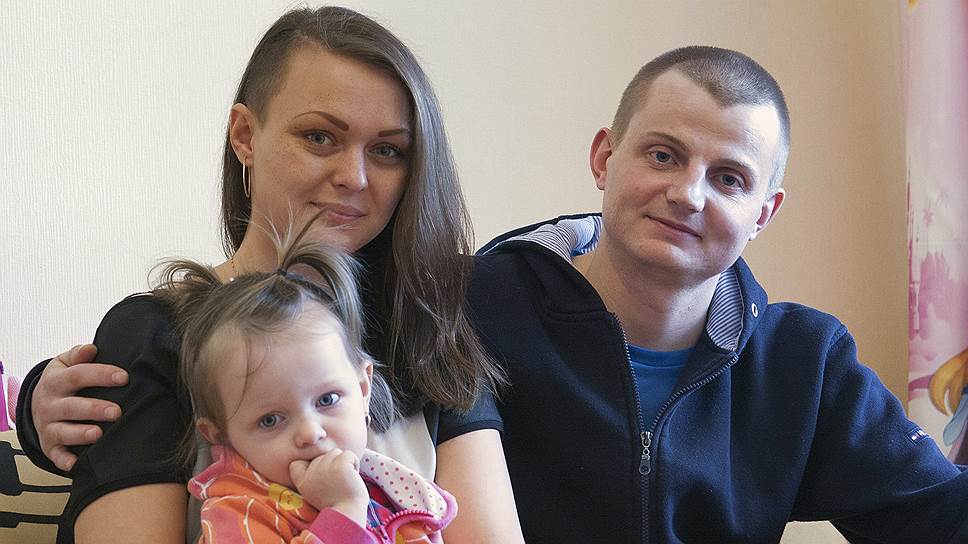 Инженер боевой части 5 Сергей Чупов с женой Мариной и дочкой Женей перебрались в Вилючинск из Петербурга. Как и семьи всего экипажа "Александра Невского", на Камчатке они въехали в новую просторную квартиру