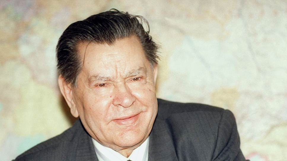 Маресьев прожил долгую жизнь и умер в день празднования своего 85-летия в 2001 году  