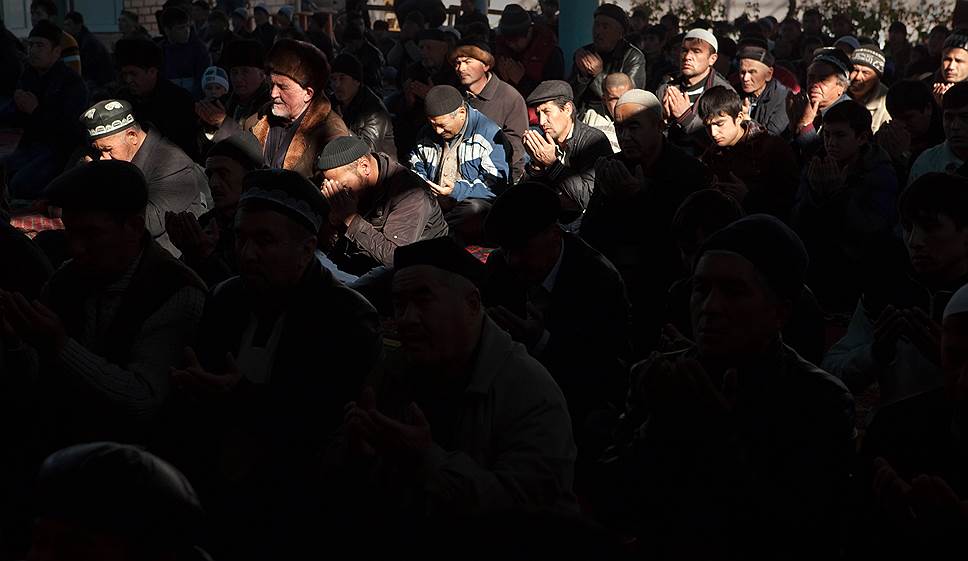 Узбеки слушают проповедь перед пятничной молитвой в мечети Ишан-Гузар 