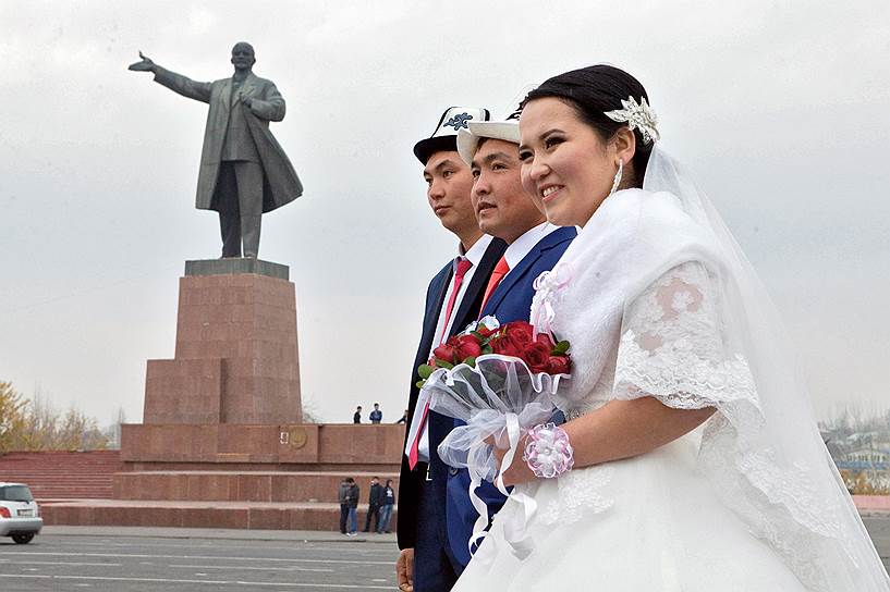 А на площади Ленина под не попавшую в кадр гармошку гуляют киргизские молодожены  