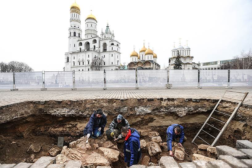 Раскопки на месте 14-го корпуса, который находился между Спасскими воротами и Сенатским дворцом. Сзади &mdash; колокольня Ивана Великого и Соборная площадь 