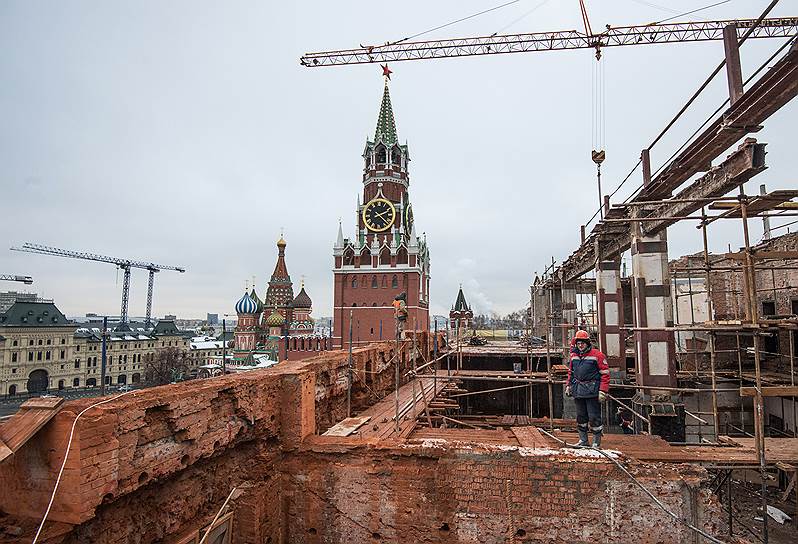 Декабрь 2015-го. Начались работы по сносу 14-го административного корпуса, построенного в 1932-1934 годах на месте Чудова и Вознесенского монастырей, а также Малого Николаевского дворца 