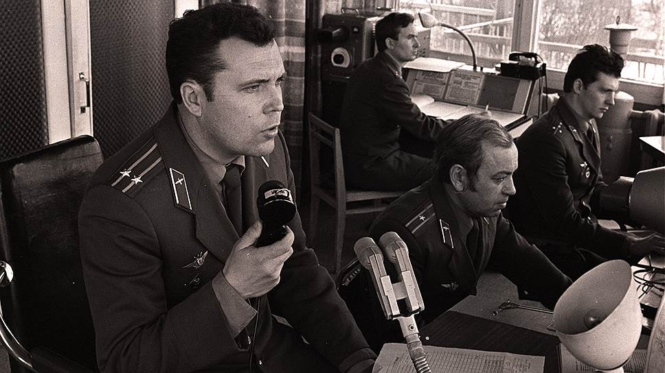 Летчик Николай Рожков руководит тренировкой пилотажной группы  