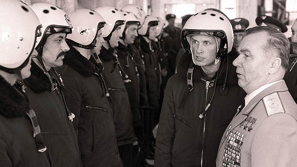 Прославленный летчик, трижды Герой Советского Союза Иван Кожедуб приветствует пилотов, будущих "Стрижей" и "Русских витязей"  