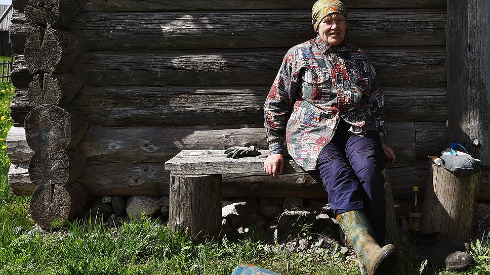 Анна Ивановна у своего родового дома  