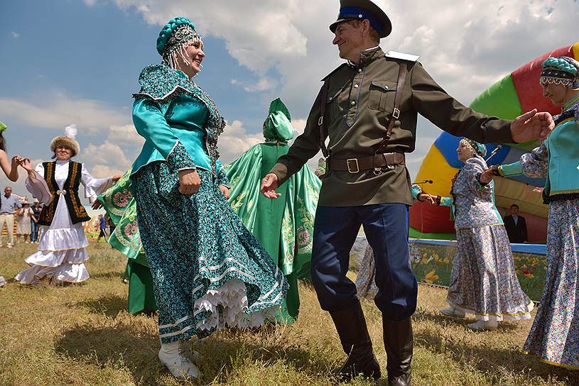 При степном раздолье можно организовать и застолье, и площадку для танцев  