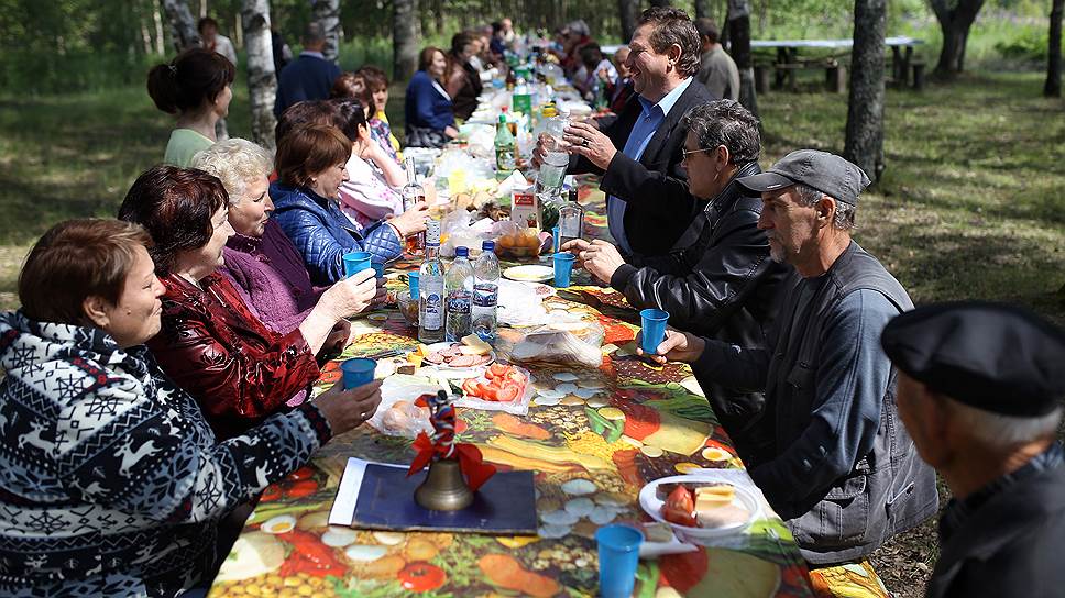 Закуски и выпивку на общий стол тащат, не сговариваясь, каждый по своему разумению  