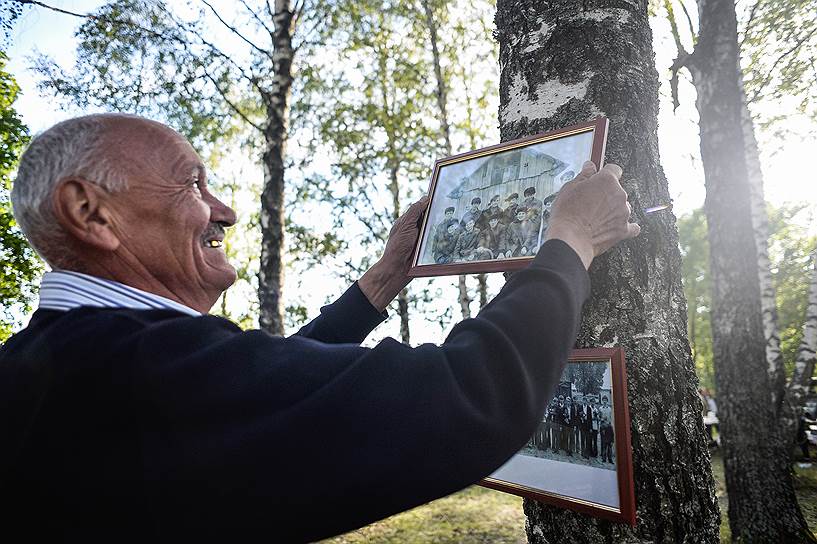 Школьных фотографий сохранилось немного, поэтому их тщательно рассматривают, выискивая себя и знакомых 