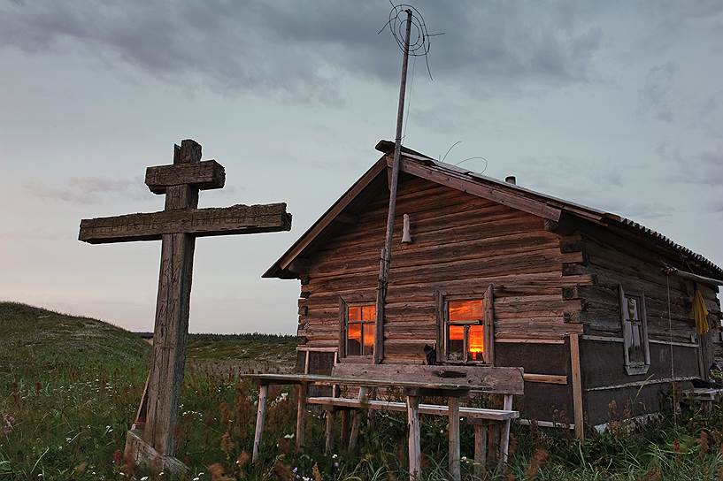 Рыбацкая изба "Могилка", рядом с ненецким кладбищем  