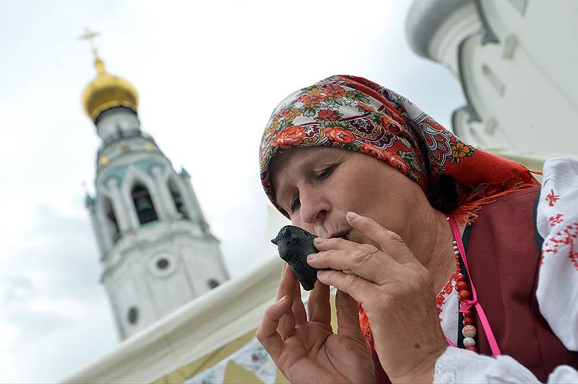 Это только на вид свистулька из глины — простая забава. Сыграть на ней ладную мелодию получается не у каждого. А в языческие времена свистульки имели обрядовое значение: их использовали, чтобы вызвать дождь или отпугнуть злых духов 
