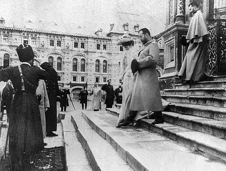 Последняя императорская чета спускается по ступеням храма в 1902-м