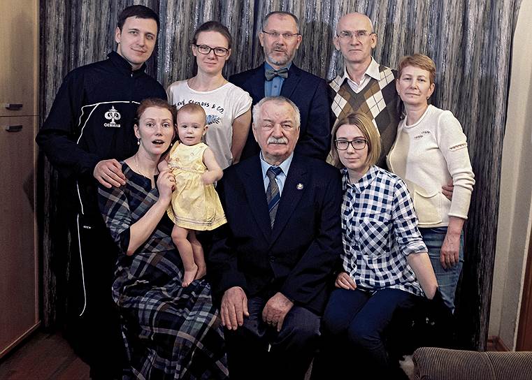 Все Тарасюки в сборе. В центре — бывший сварщик Альберт Александрович, рядом с правнучкой