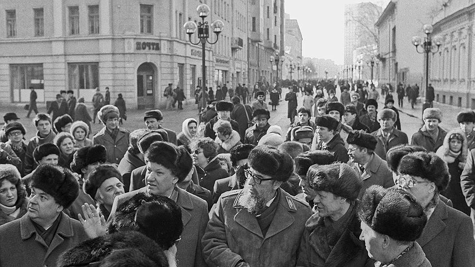Борис Ельцин и Фидель Кастро гуляют по Арбату. На Кастро &mdash; "номенклатурная" дорогая ушанка  