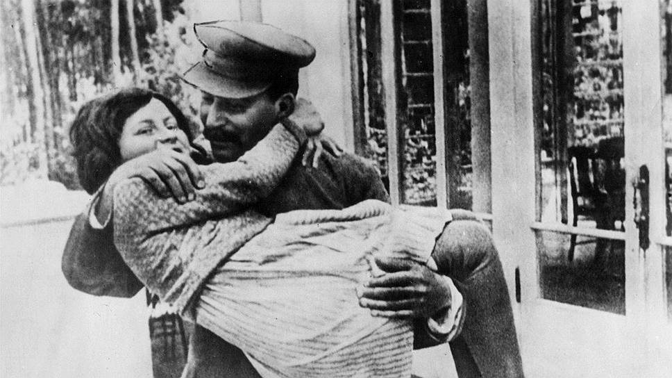 Пока Светлана была маленькая, Сталин относился к ней с нежностью  
