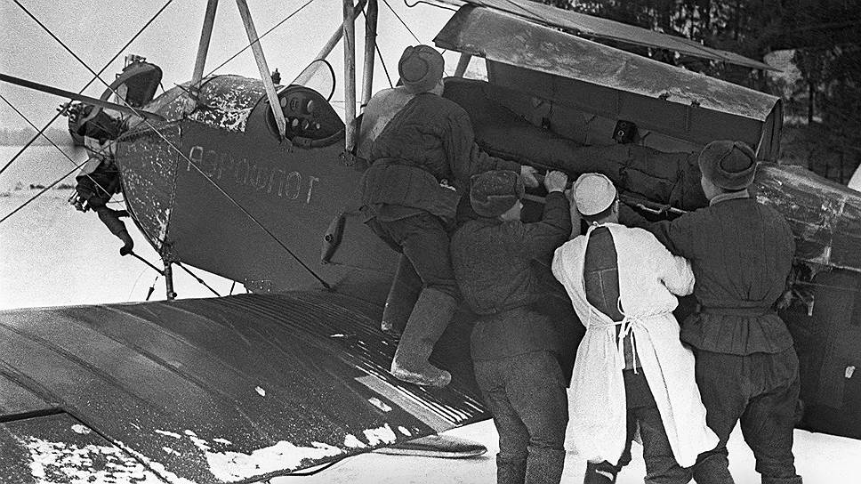 1942 год &mdash; эвакуация раненого бойца  