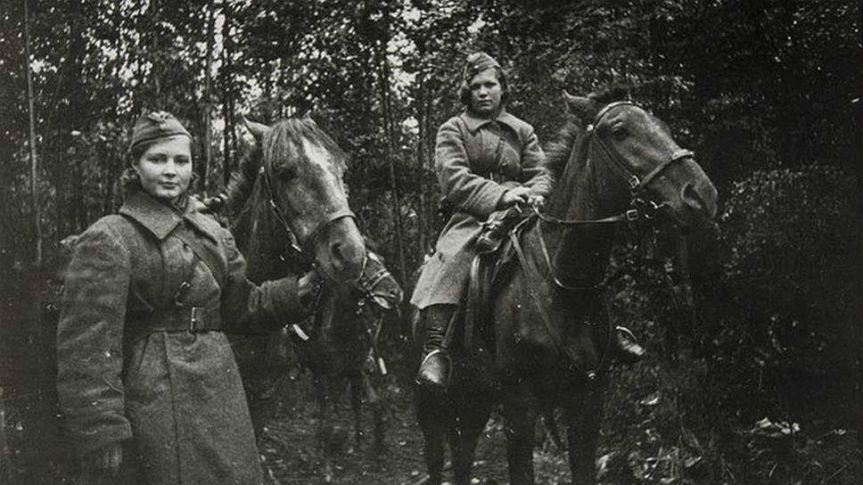 Военфельдшеры Таня Нефитова и Вера Заонегина. 1941 год 
