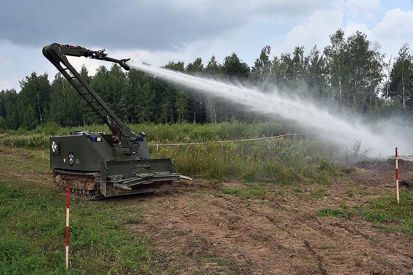 Пожарный робот "Уран-14" "заряжен" 2 тоннами воды. Главное его предназначение — тушение пожаров на военных складах