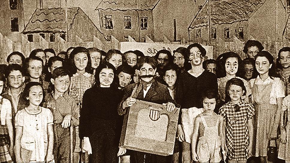 Малолетние узники концлагеря Терезиенштадт были первыми исполнителями оперы "Брундибар". После 55-й постановки оперы вся труппа вместе с композитором была отправлена в Освенцим  