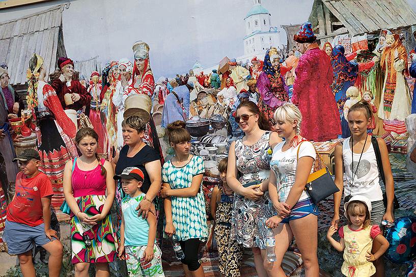 На празднике "Корогод" в селе Тарбагатай вспоминают старину, но одеваются местные вполне современно